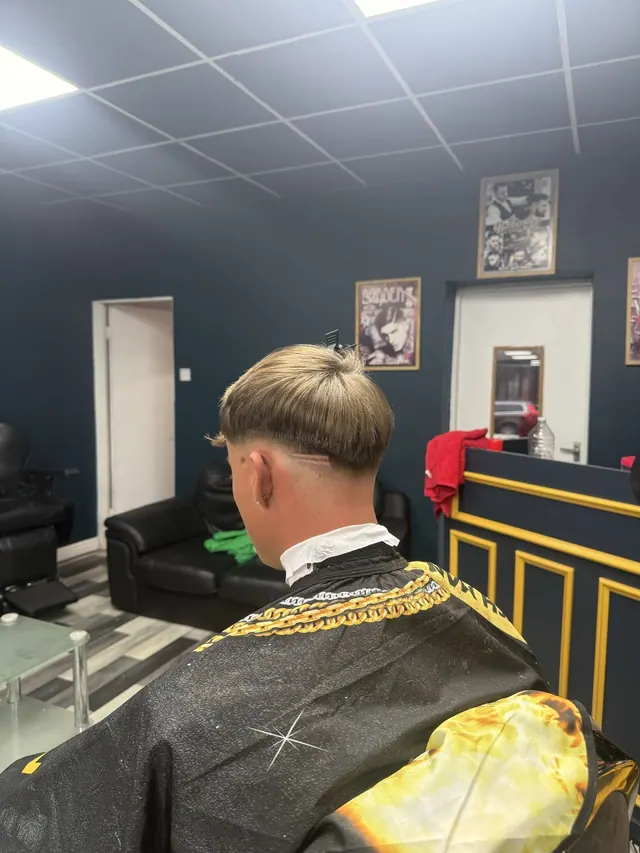 Inside Ezel Cutz: the sofa and mural